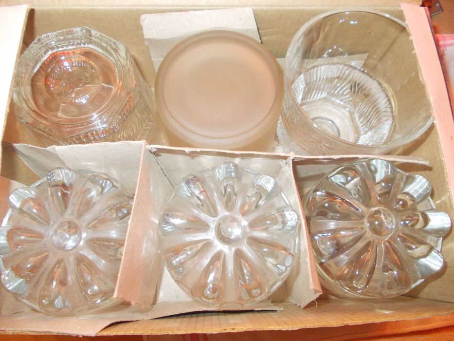 Vand diferite obiecte de bucatarie castrone /tavi inox si set pahare