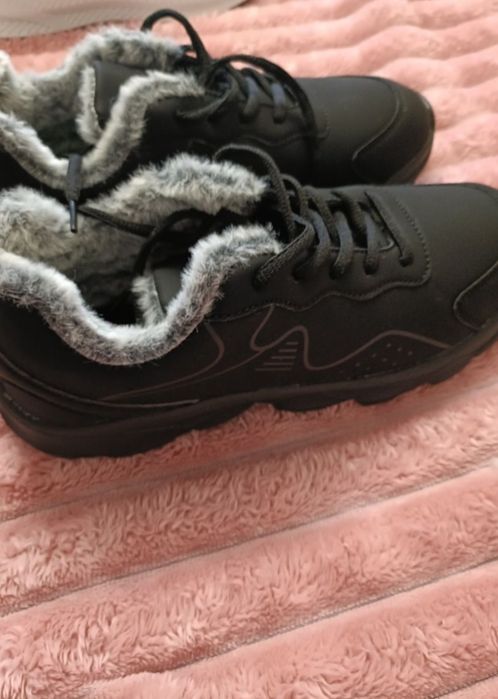 Продам теплые кроссовки. 5000т.