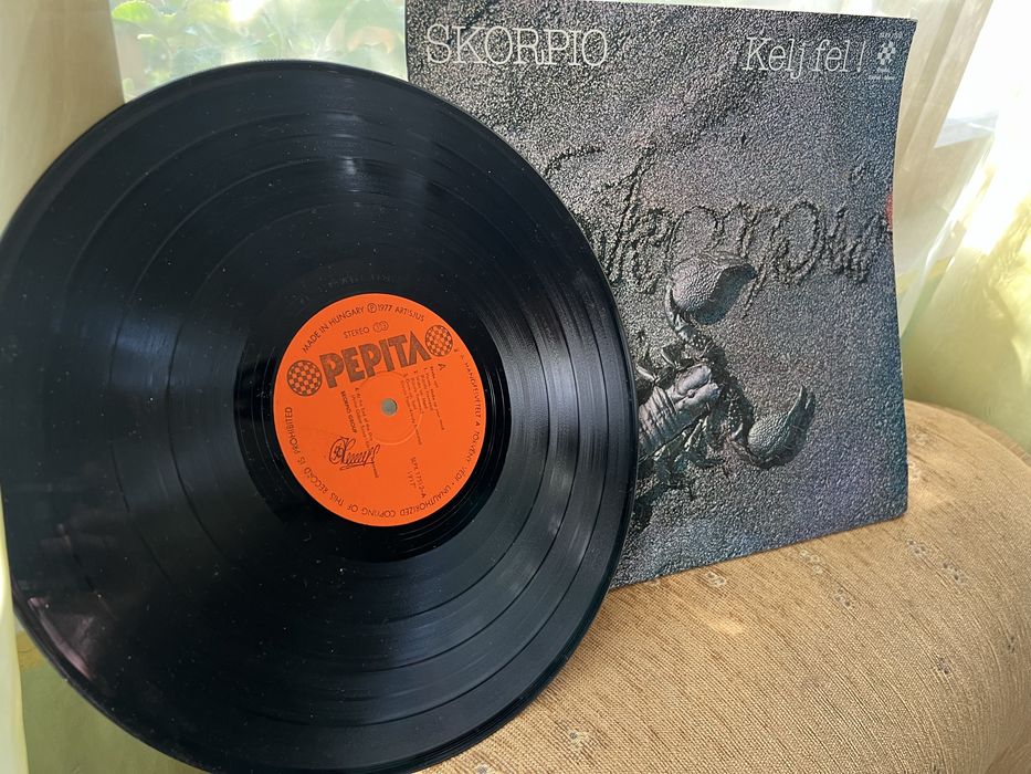 Плочи | едната е с автограф