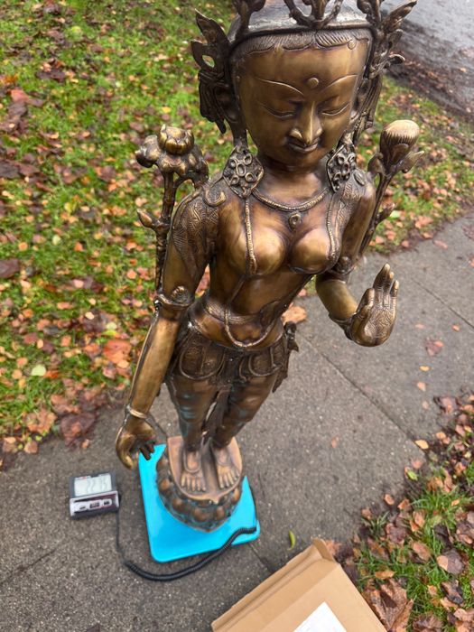 Масивни Бронзови скулптури на Буда и други. Цени по договаряне.