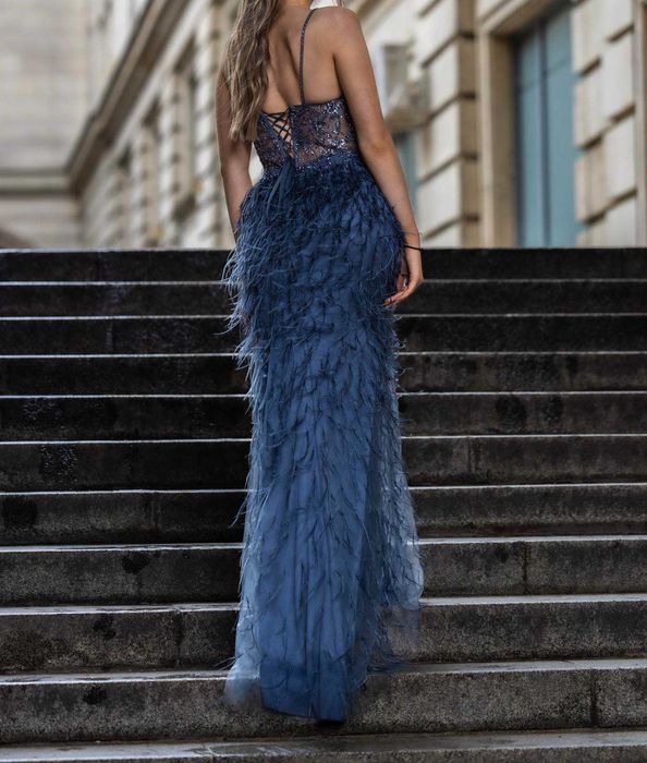 Бутикова бална рокля с естесвени пера