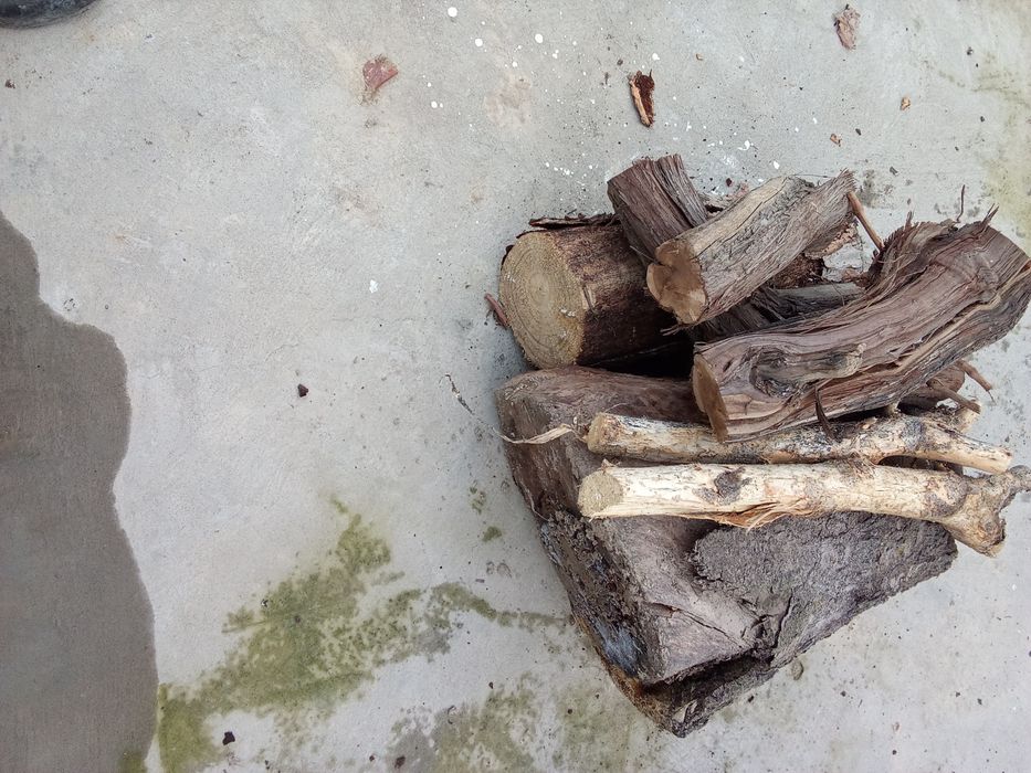 Продаются дрова фруктовых деревьев черешня виноград и хвойных напилены