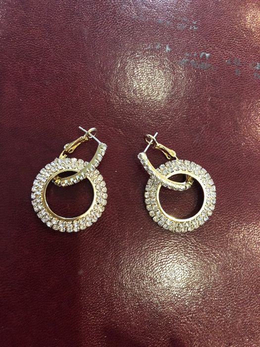 Продавм обеци