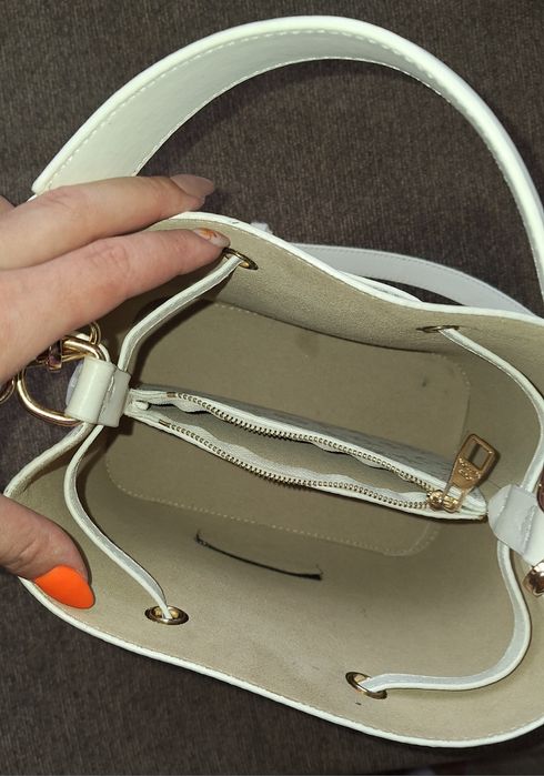 Бяла дамска чанта