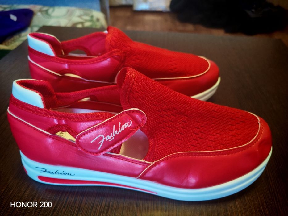 Продам кроссовки