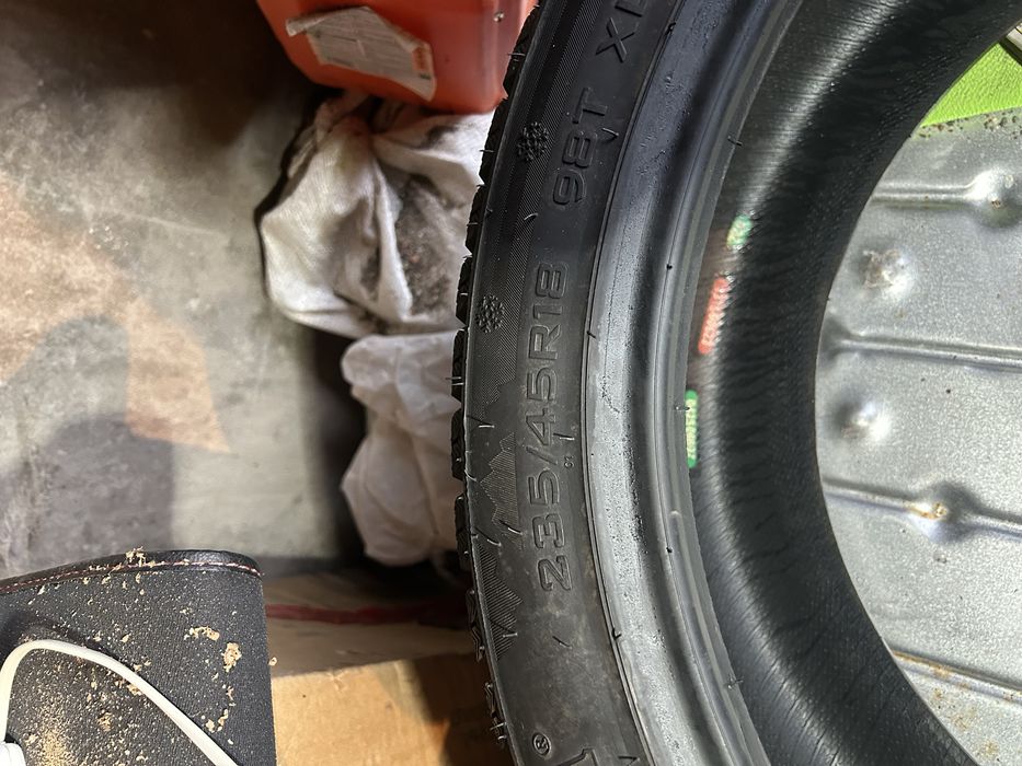 Продам резину 2 шт 235/45/18