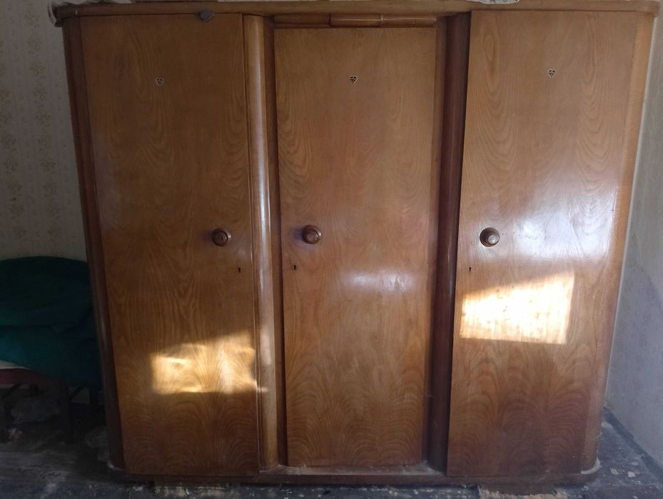 Голям трикрилен гардероб орех