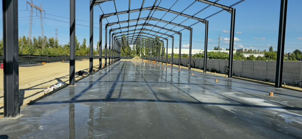 Turnare Sapa Elicopterizata din Beton cu Cuart, Beton finisat cu elicopter si quart, beton in curte, Periat antiderapant, Pardoseli Industriale