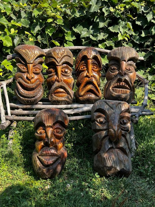 Măști tradiționale de lemn masiv sculptate manual