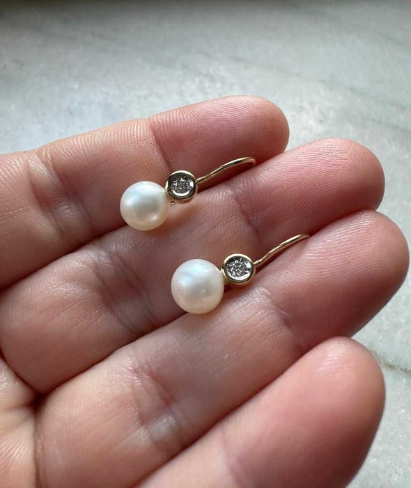 Pereche de cercei din aur galben, decorată cu diamante și perle Akoya,