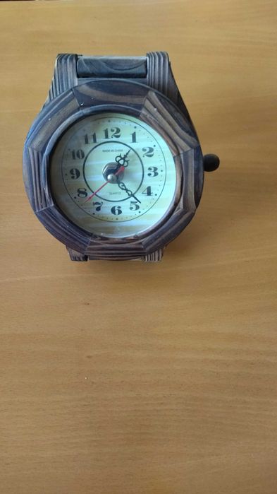 Дървен часовник работещ