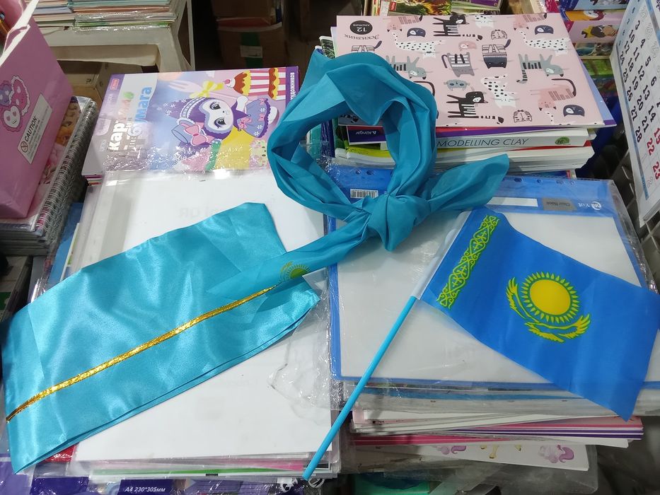 Пилотка,галстук,флаг,ту