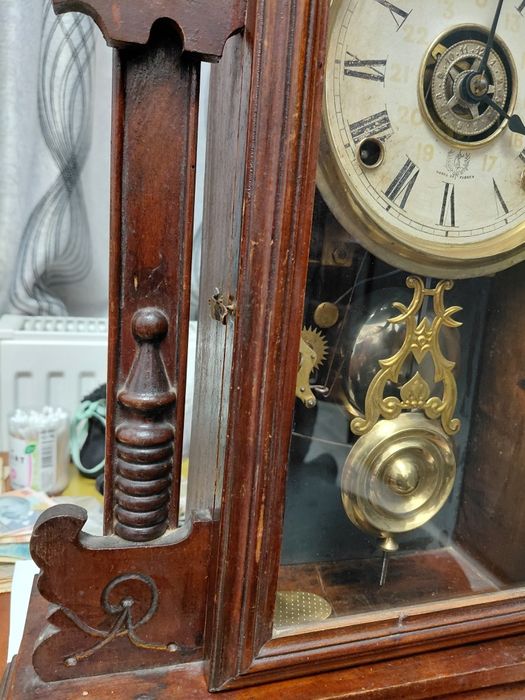 Vând ceas vechi cu pendul