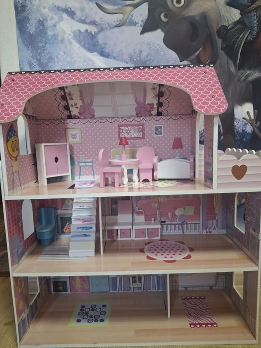 Дървена къща за кукли с мебели