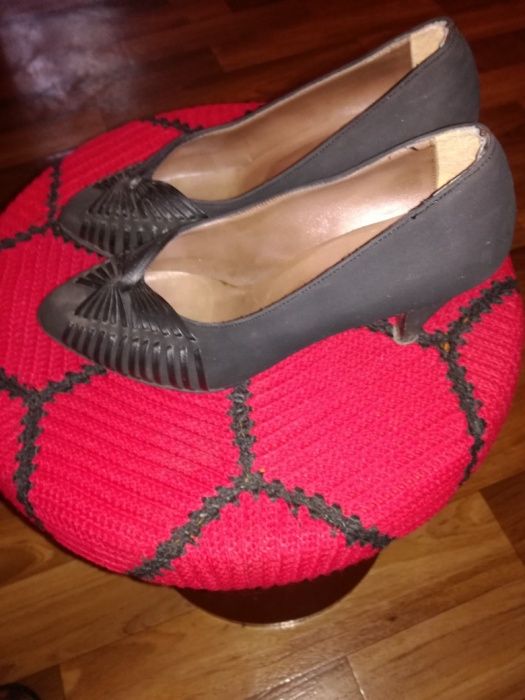 Продавам дамски официални обувки.