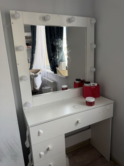 Визажный туалетный столик