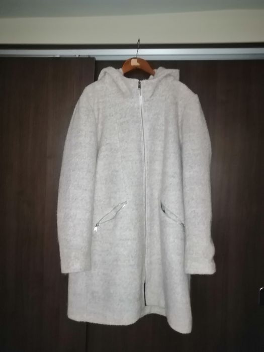 Vând rapid haina ce stofa crem, cu gluga , starefbun a
