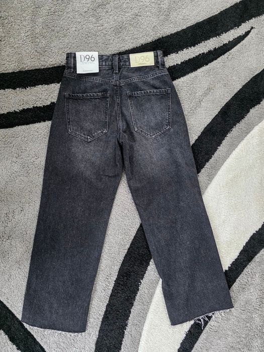 Нови дънки Stradivarius 
с етикет 
Размер 32 / 10-12г
-талия 32