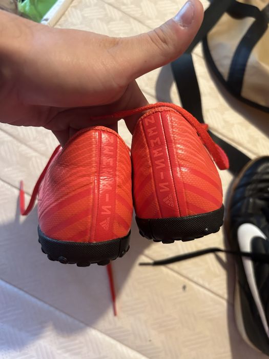 Ghete de  fotbal rosii