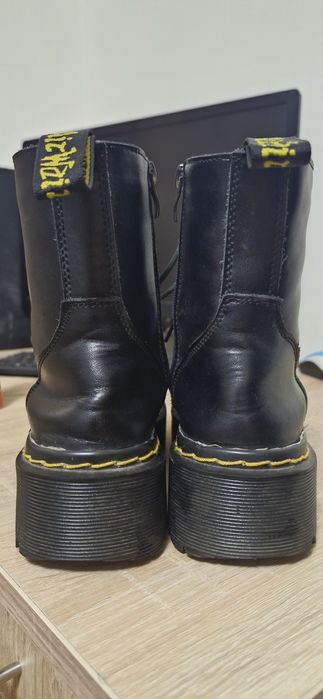 Bocanci cu platforma Dr. Martens