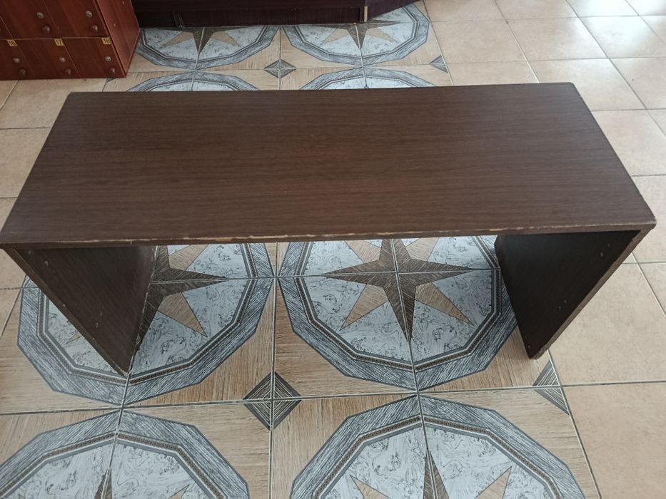 Черный и деревянный стол