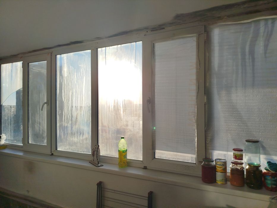 Балконное окна с внутренней сеткой