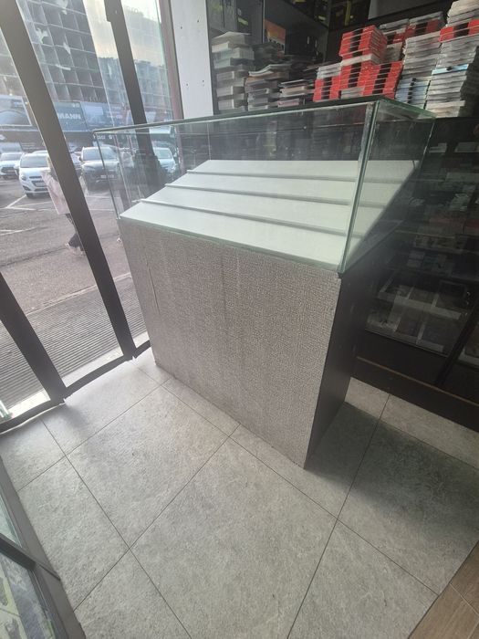 Vitrina sotiladi 120sm uzunligi 140 balandligi