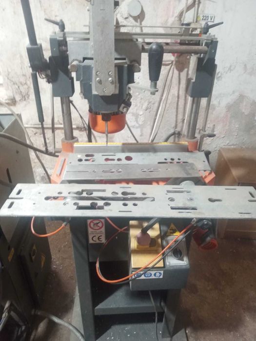 Vând mașină de drenaj gauri pvc