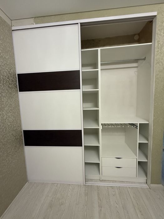 Встроенный шкаф и стеллаж