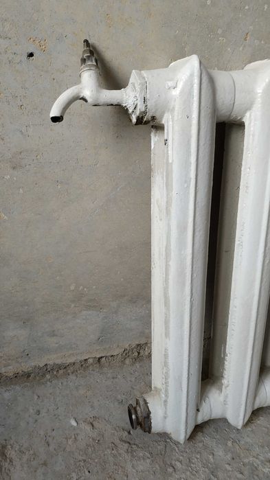 Продам чугунную батарею