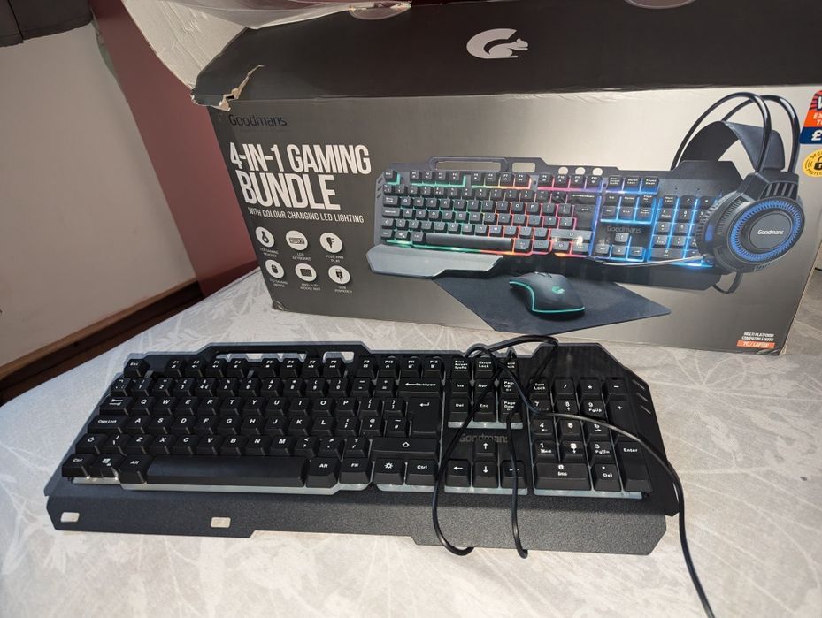 Set Gaming cu tastatura,mouse pad, căști și mouse