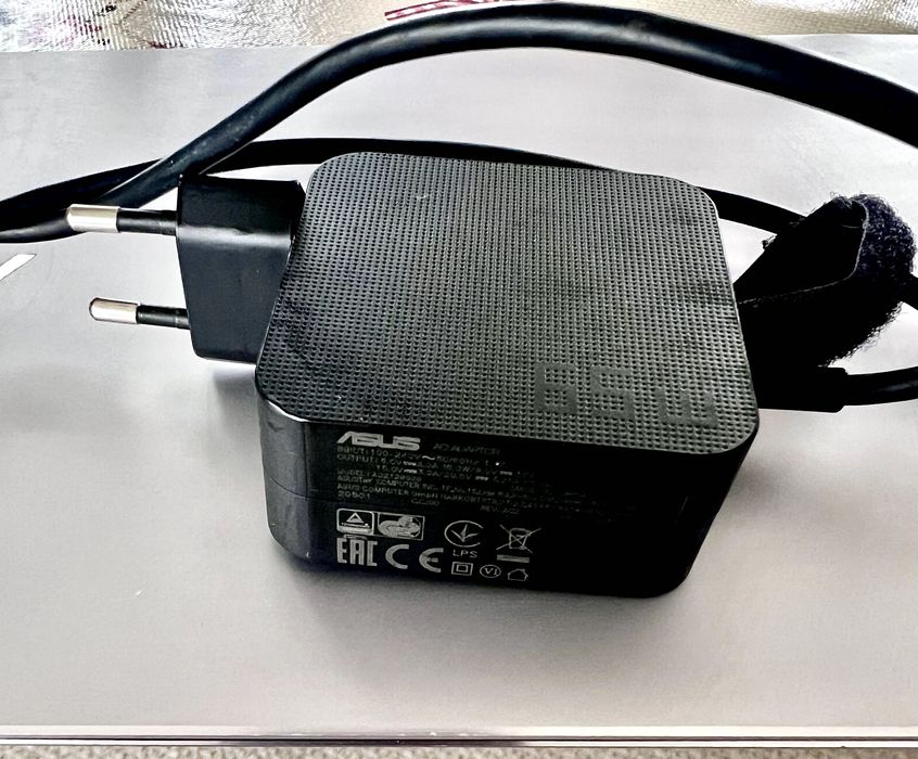 ASUS ZenBook 14 i7 / Baterie nouă / ScreenPad / 1.13 kg – Premium