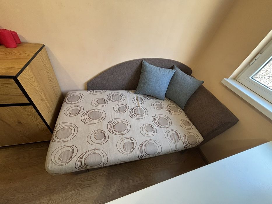 Разтегателен диван с място за съхранение