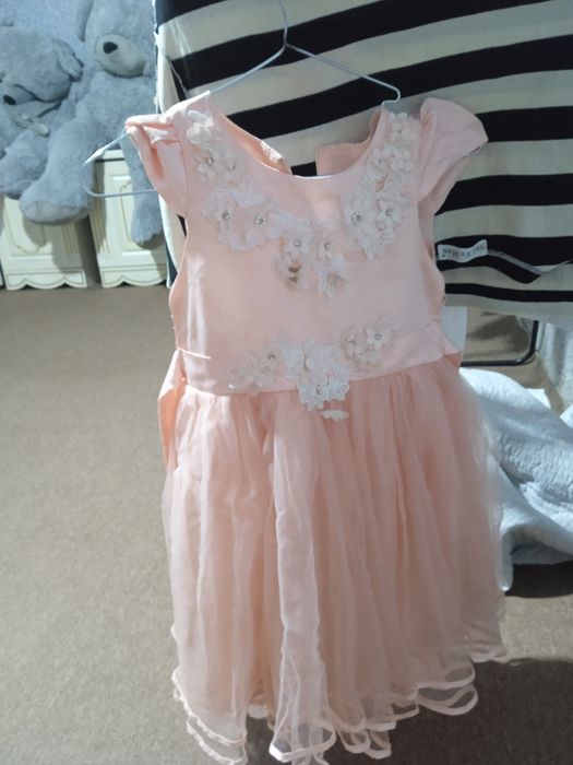 "Turli xil kiyimlar sotiladi - yangi va ishlatilgan, arzon narxlarda!"