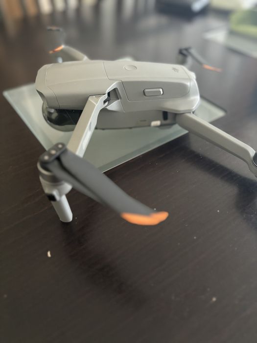Продавам дрон DJI Mavic Air 2