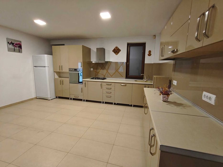 Vand mobila de bucatarie complet dotata cu electrocasnice APROAPE NOI
