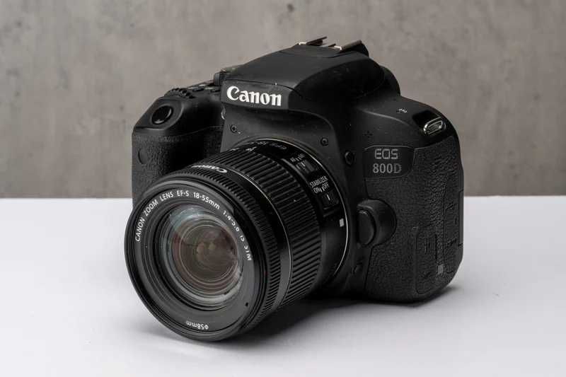 Aparat foto Canon 800D cu obiectivul 18-55mm IS, geanta și card de 32GB Kingstone