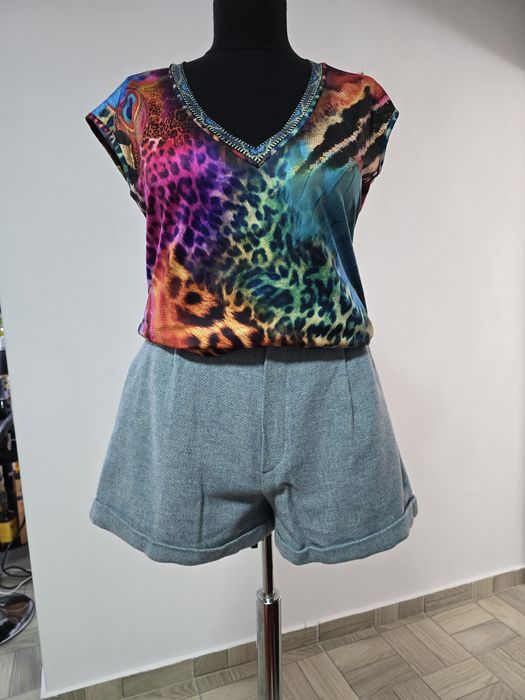 Pantaloni scurti din fibre naturale, prezintă captuseala cu buzunare