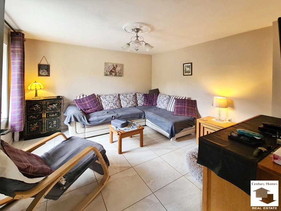 175101 Масивна къща с голям двор и кладенец  в село Петко Славейков