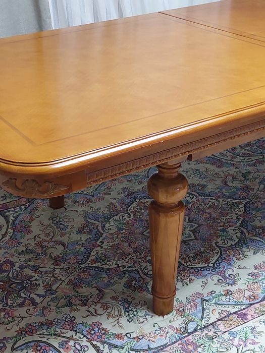 Стол для гостиной