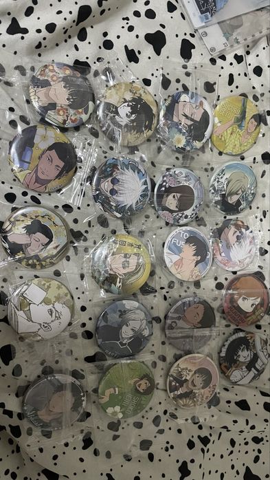 Продаются значки и карточки все новое