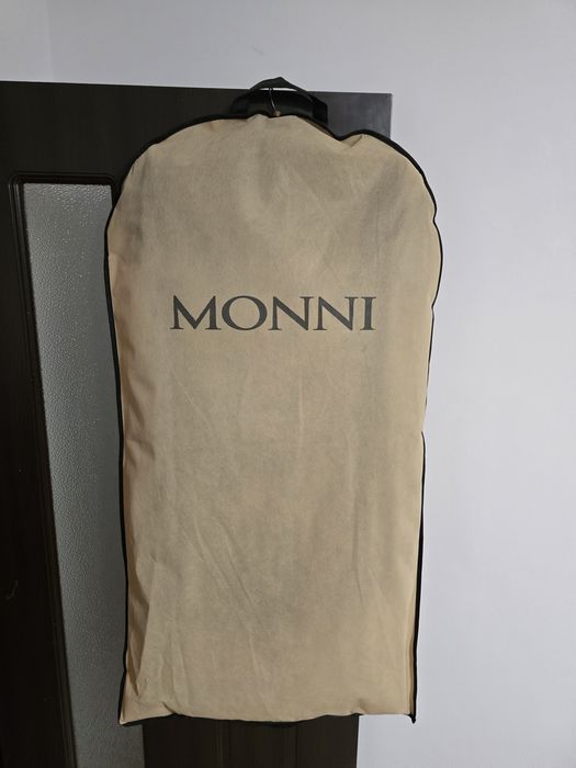 Костюм: сако, панталон и 2 ризи MONNI