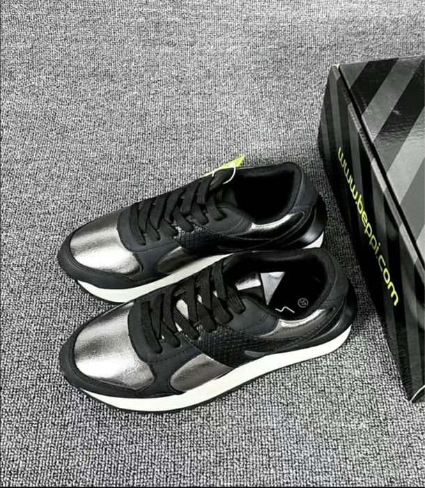 Продам кроссовки новые