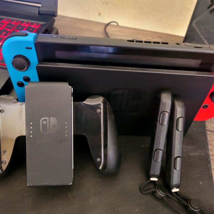 Vând nintendo switch + pokemon violet