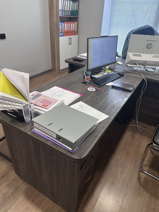 Продаются два стола б/у бодьшой стол длина 210 см  маленький стол 150