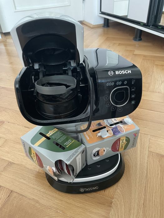 Vând espressor de cafea pe capsule Tassimo Bosch, ideal pentru cafea rapidă și gustoasă acasă.