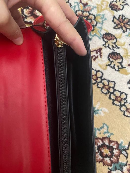 Женская красная сумка