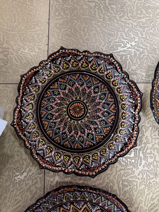 Qo‘lda ishlangan sopol lagan – milliy naqshlarda