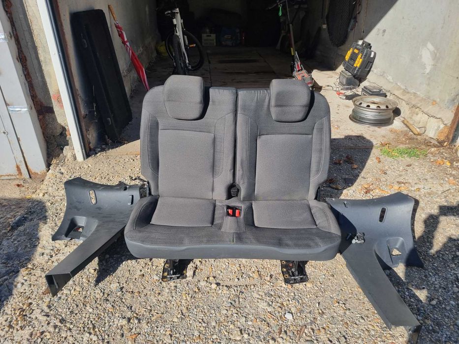 Трети ред седалкиза за дачия