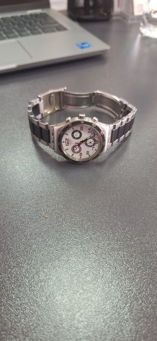 Продавам часовник SWATCH